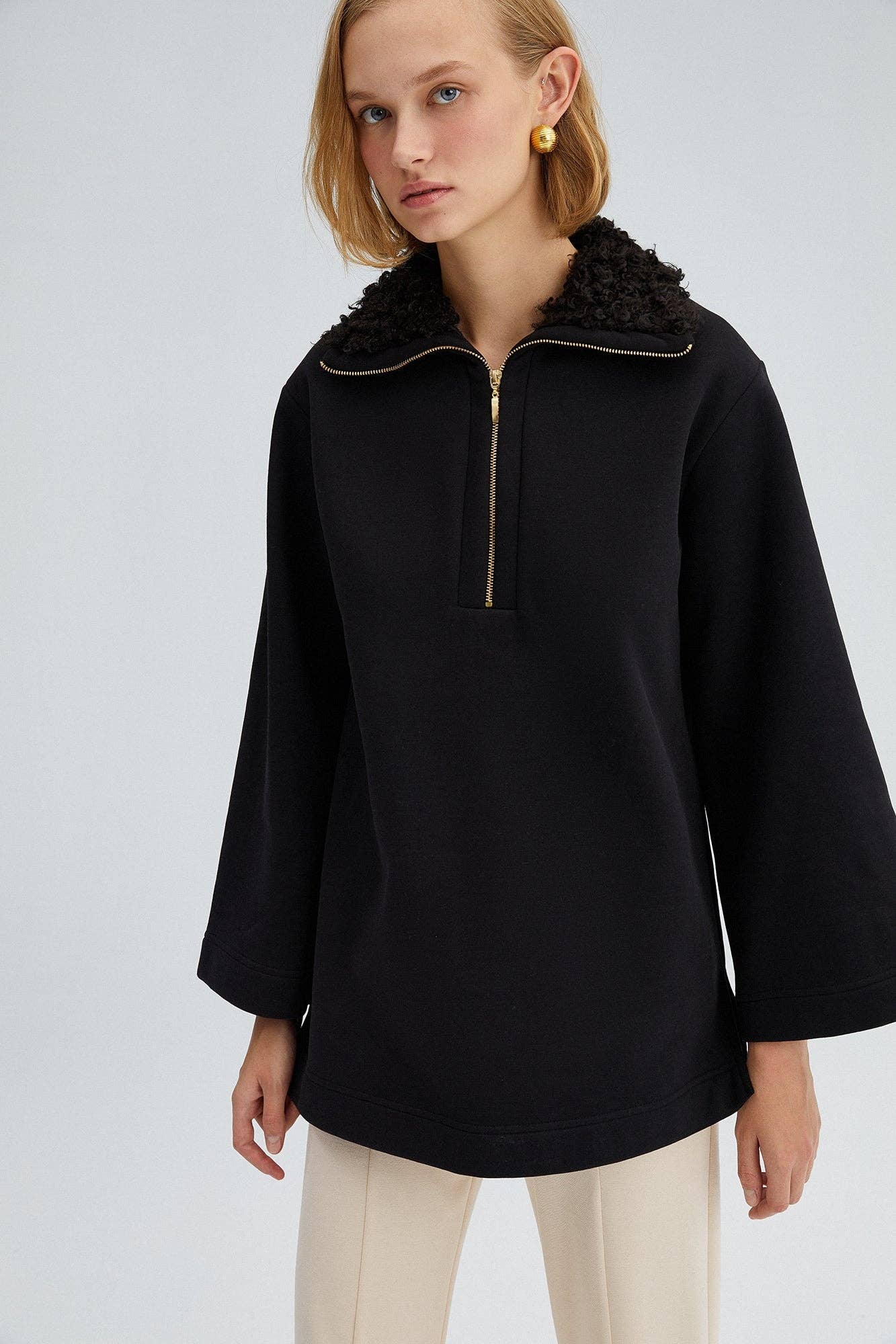 Felpa oversize in cotone con colletto in pelliccia sintetica e mezza zip