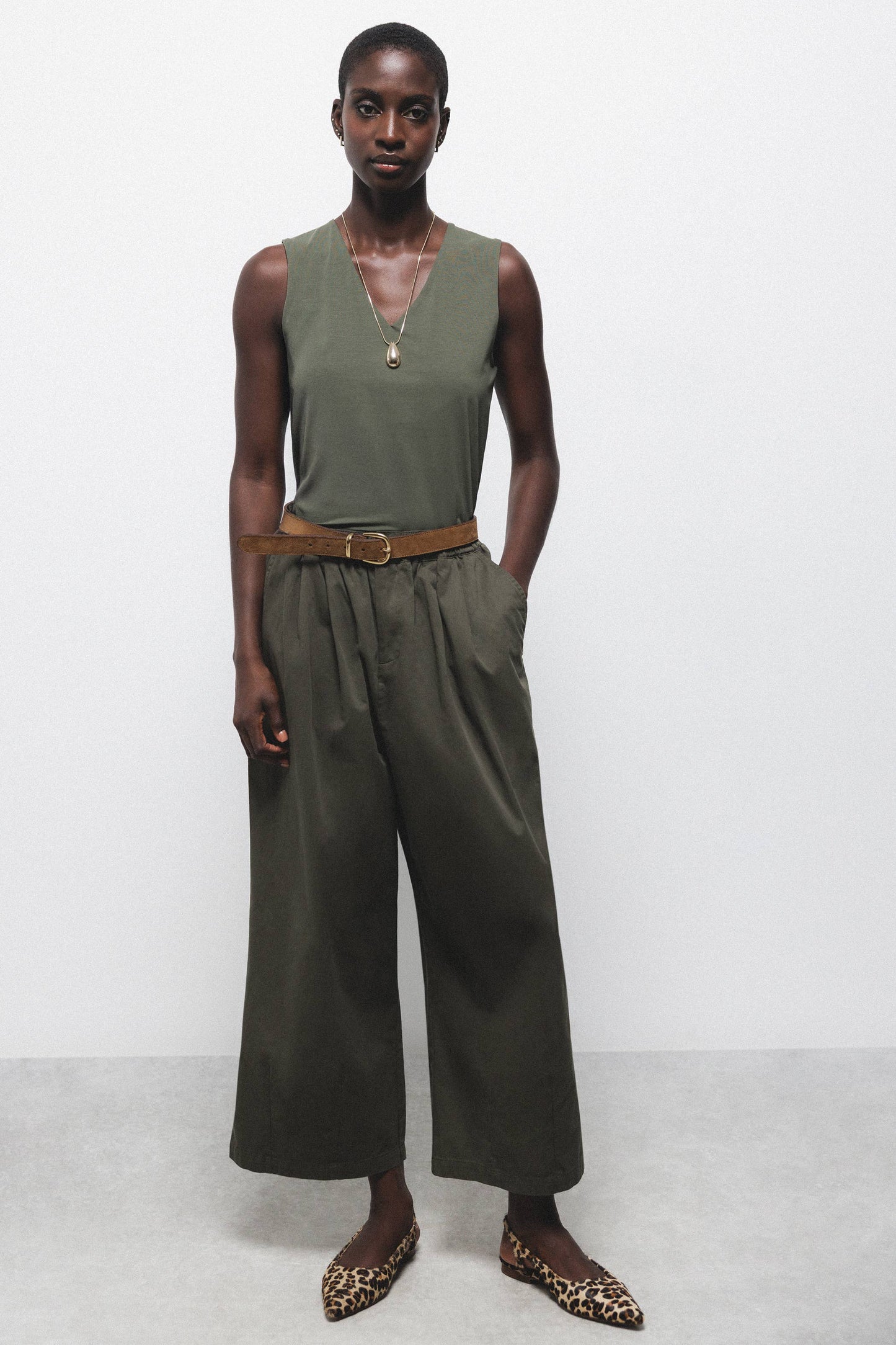 Top basic senza maniche con scollo a V