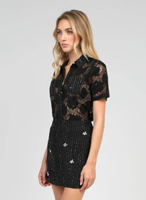 Camicia in pizzo nero con colletto e maniche corte