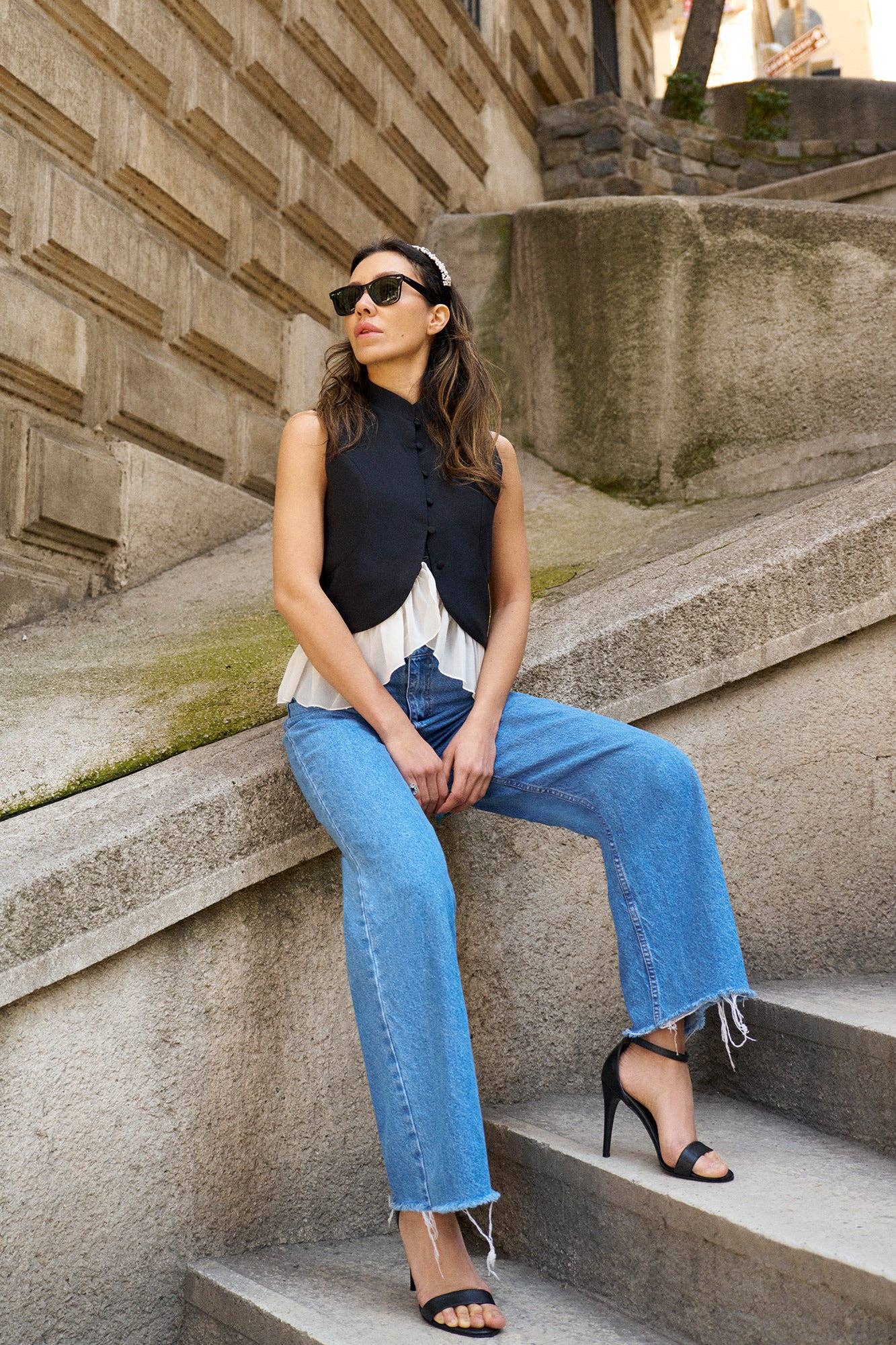Gilet nero in crêpe con volant in chiffon