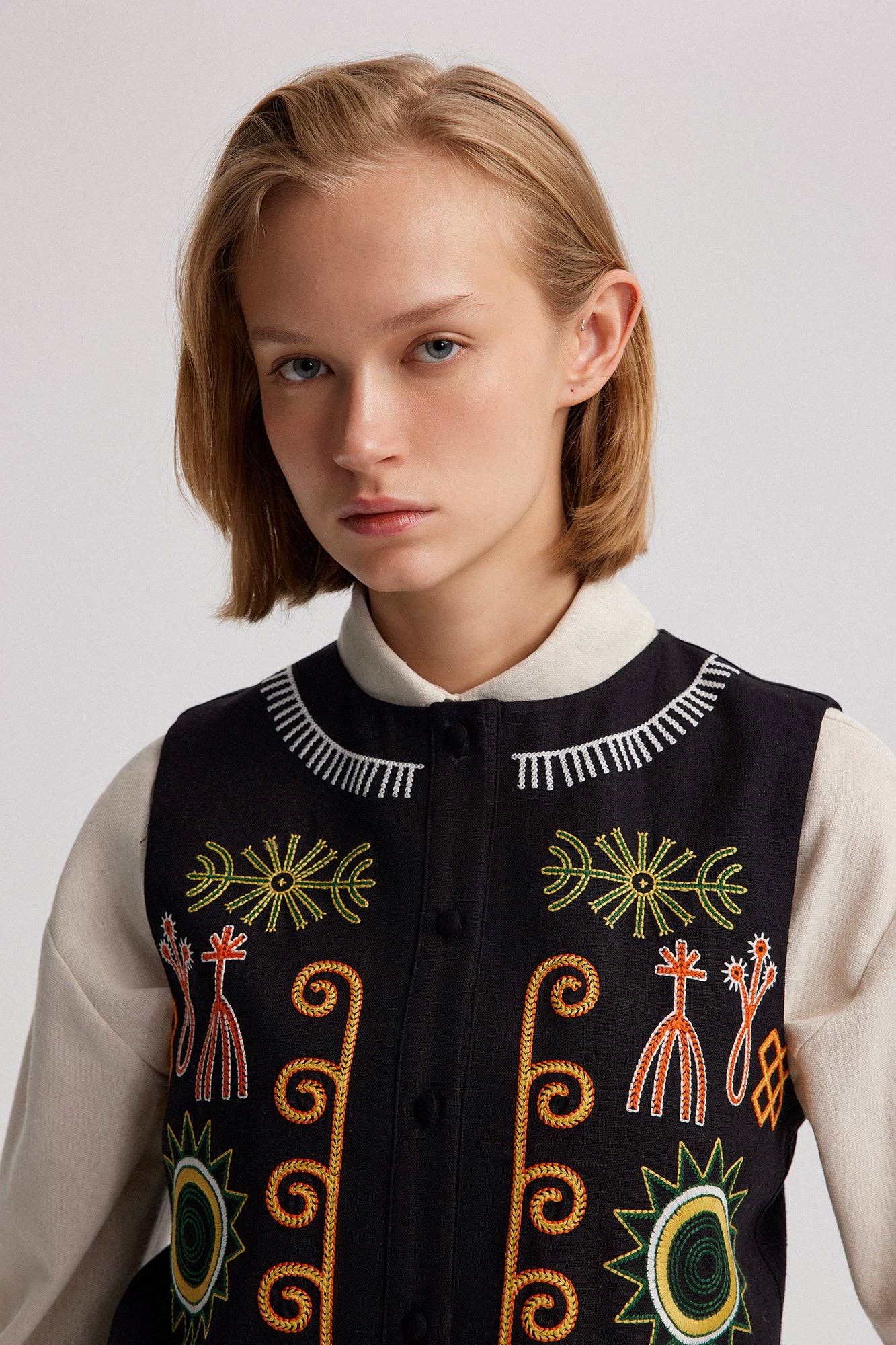 Gilet in lino ricamato