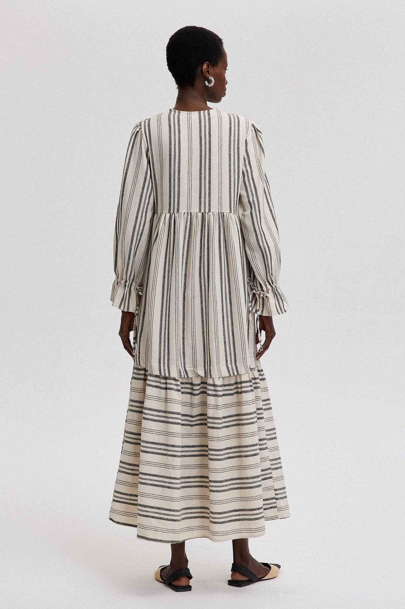 Abito chemisier maxi a righe in cotone con polsini arricciati