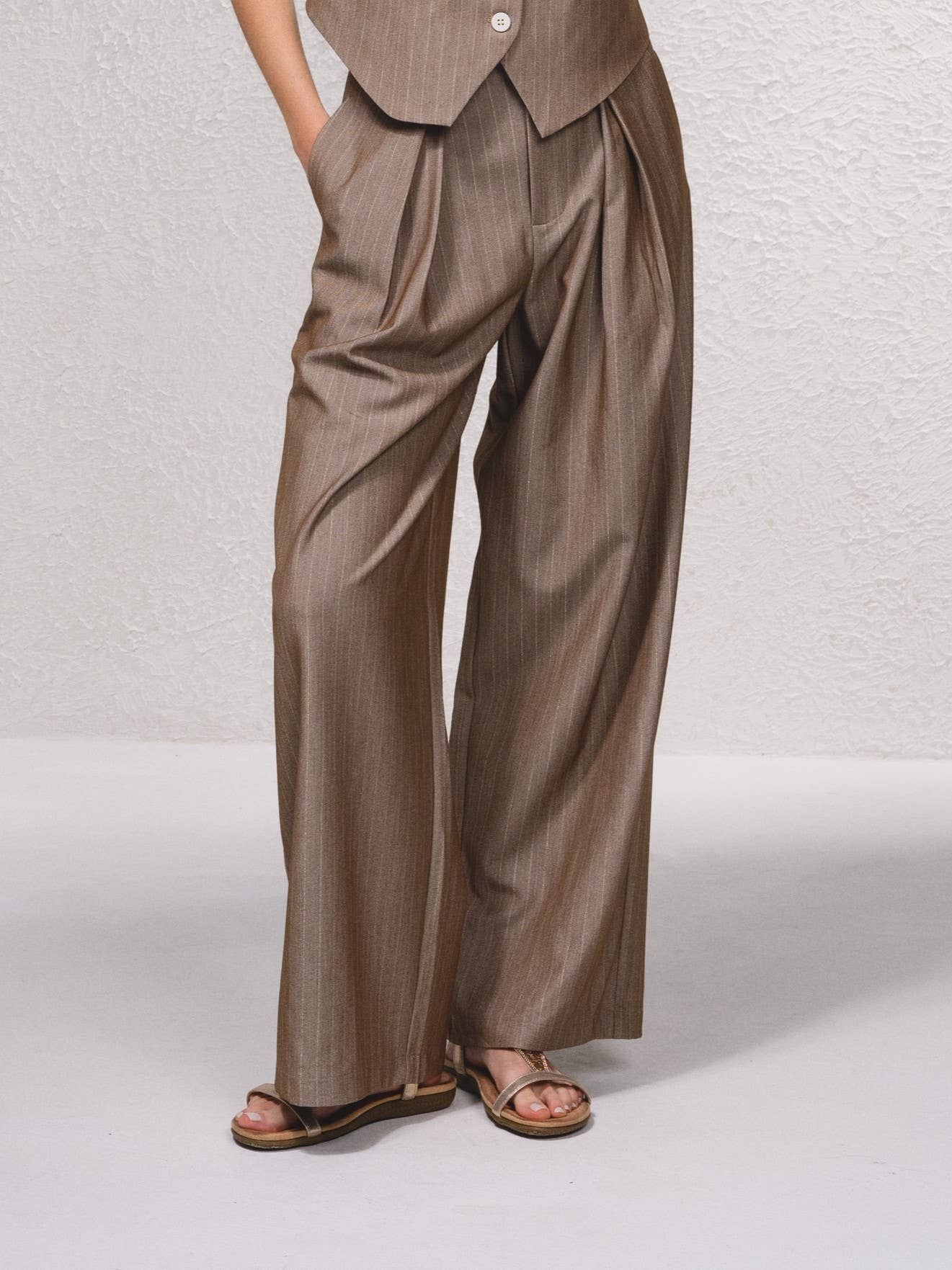 Pantaloni gessati ampi con pinces