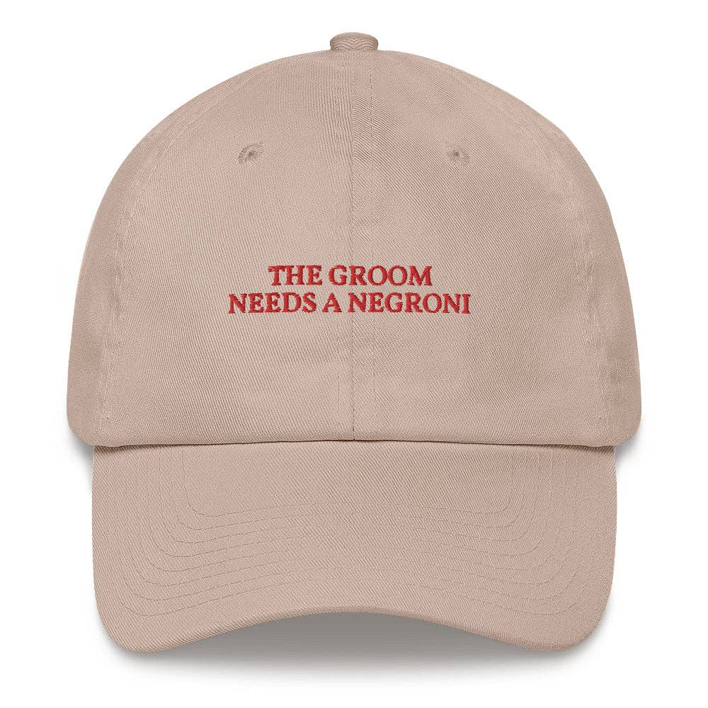 Cappellino dad hat ricamato “The Groom Needs a Negroni”