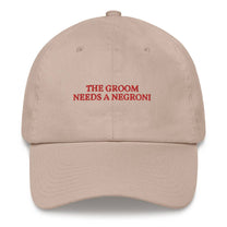 Cappellino dad hat ricamato “The Groom Needs a Negroni”