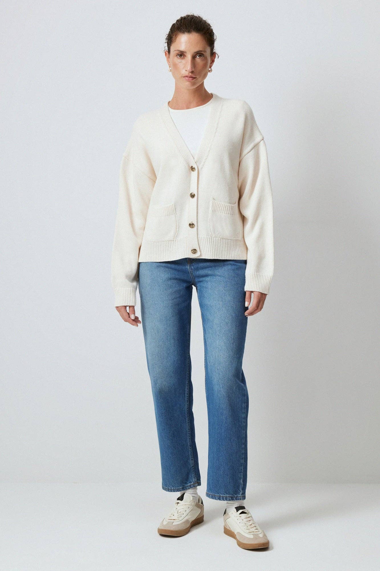 Cardigan in maglia crema con tasche e bottoni