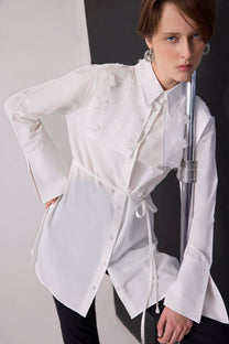 Camicia lunga in popeline écru con pizzo floreale 3D e cintura in vita