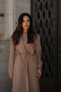 Cappotto lungo con cintura e occhielli