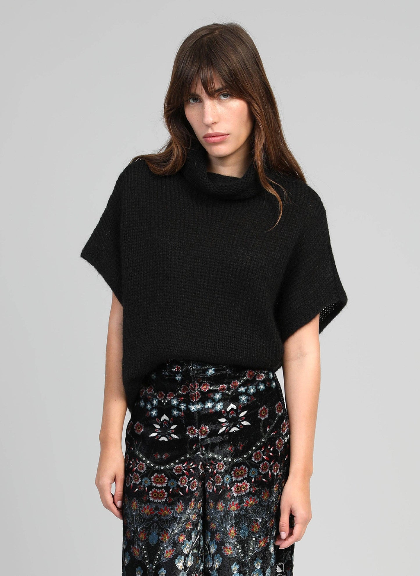 Pull oversize nero stile poncho con collo alto