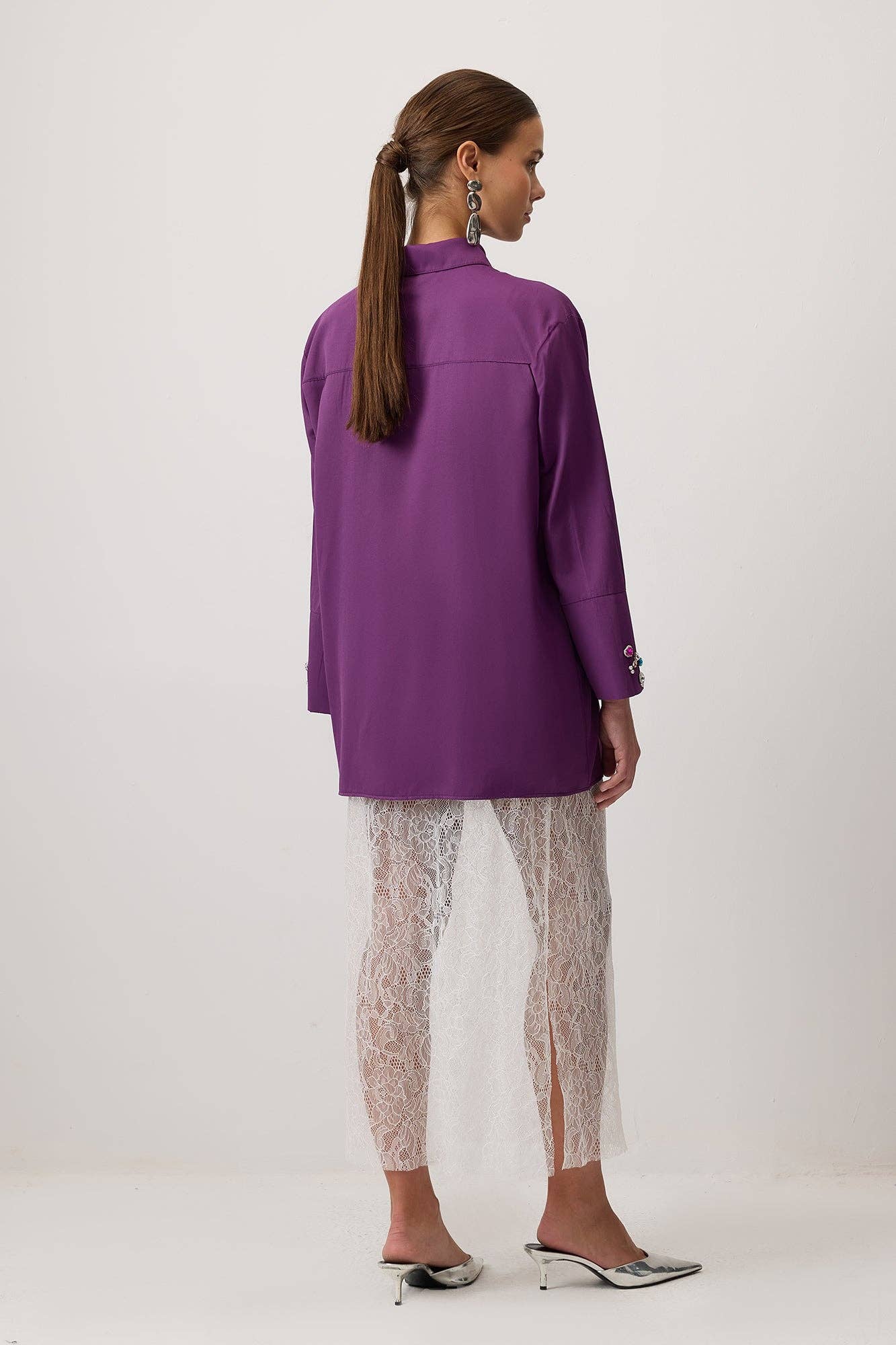 Camicia lunga viola con colletto gioiello