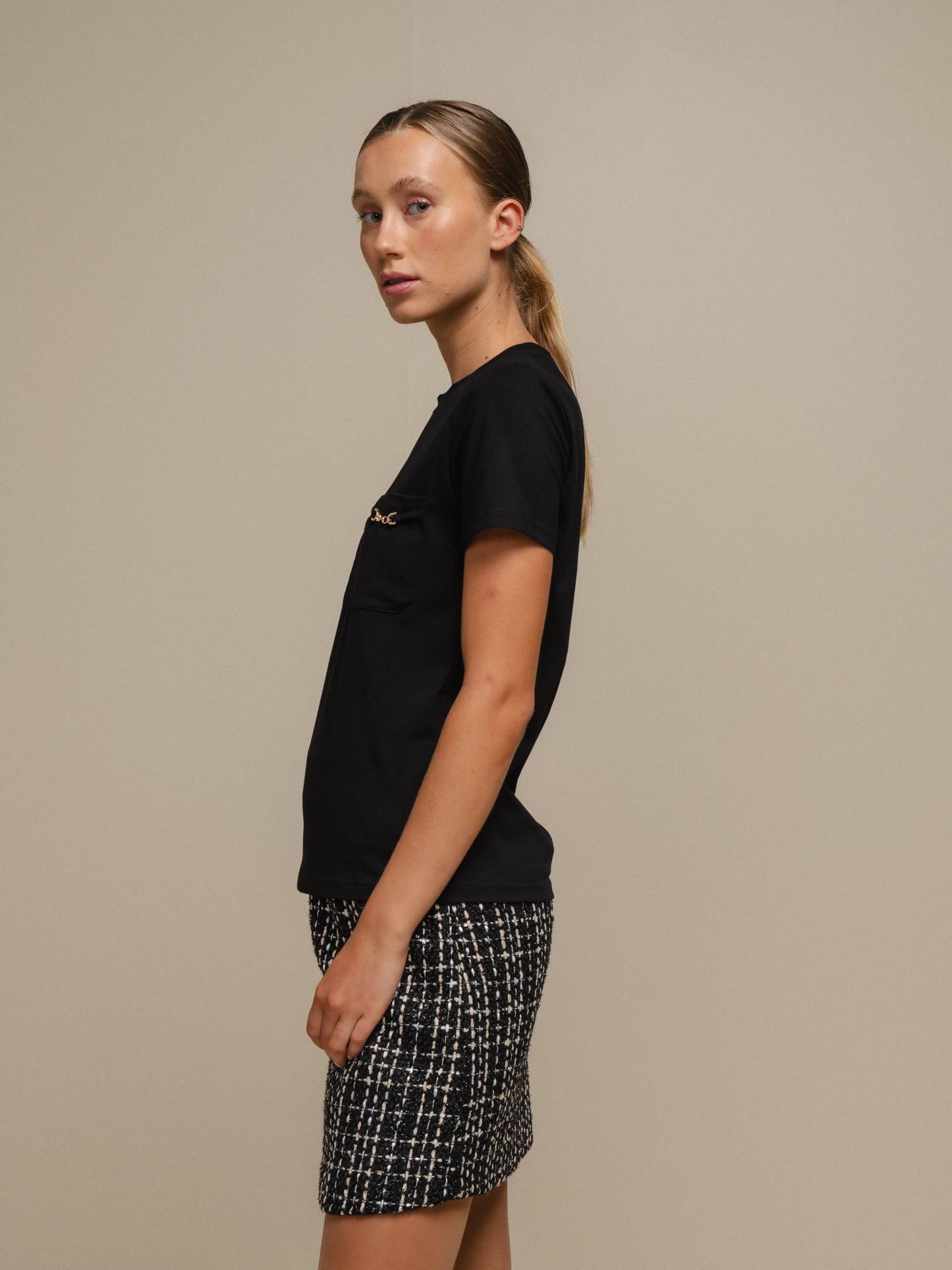 T-shirt aderente con tasche e dettagli a catena