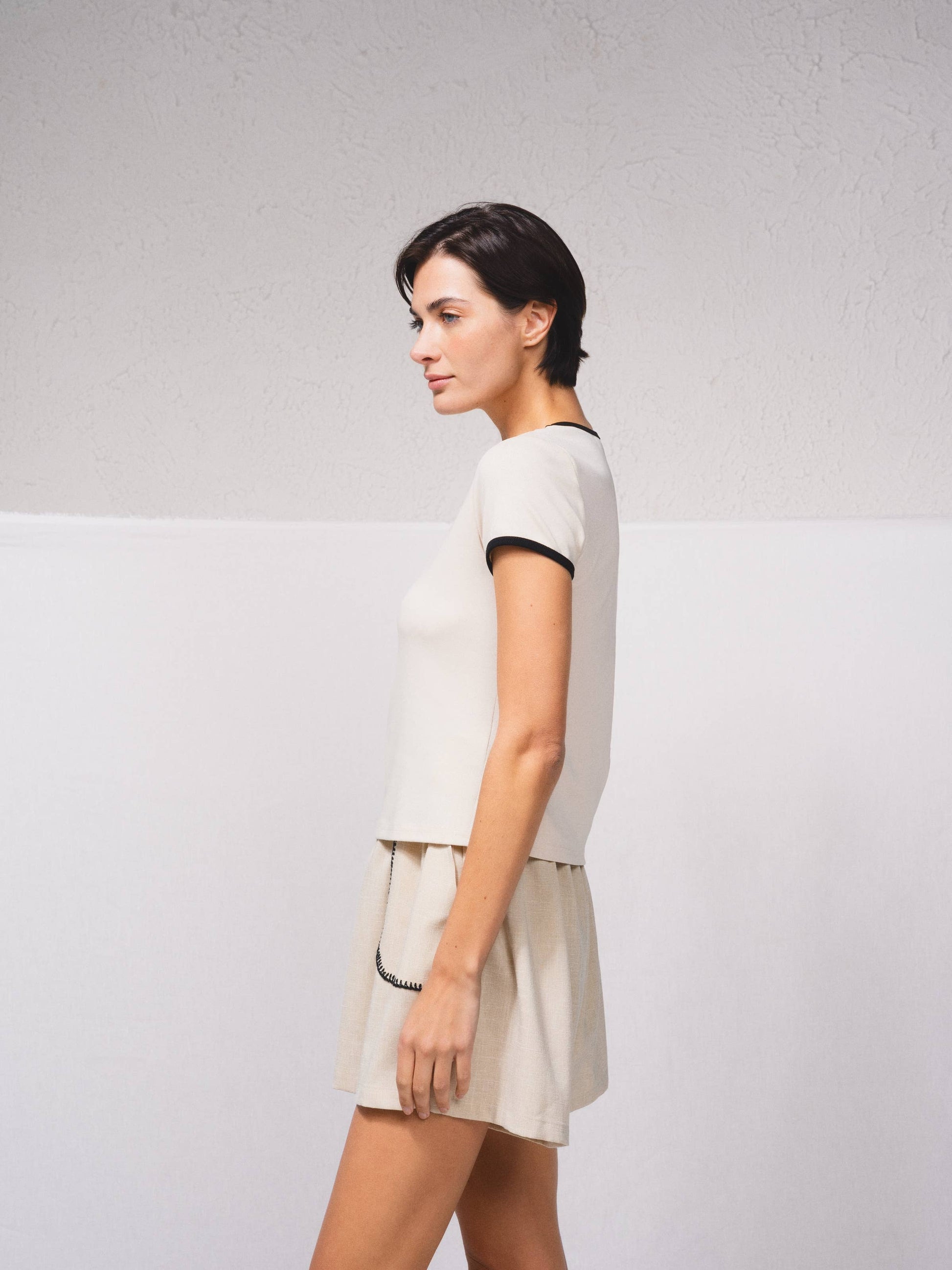 T-shirt bicolor con bordi a contrasto