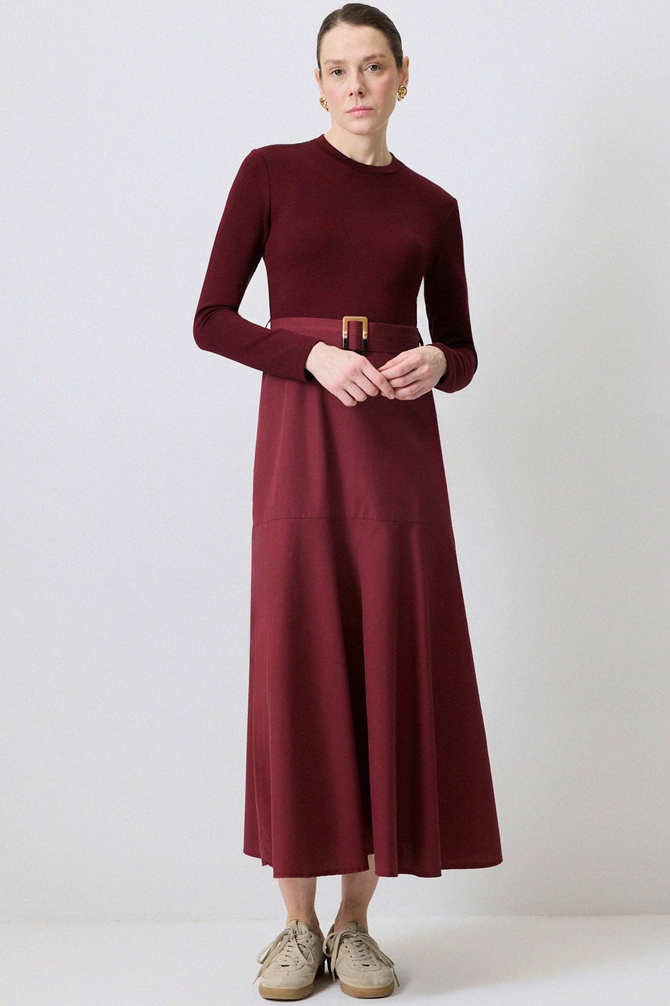 Abito midi bordeaux con cintura