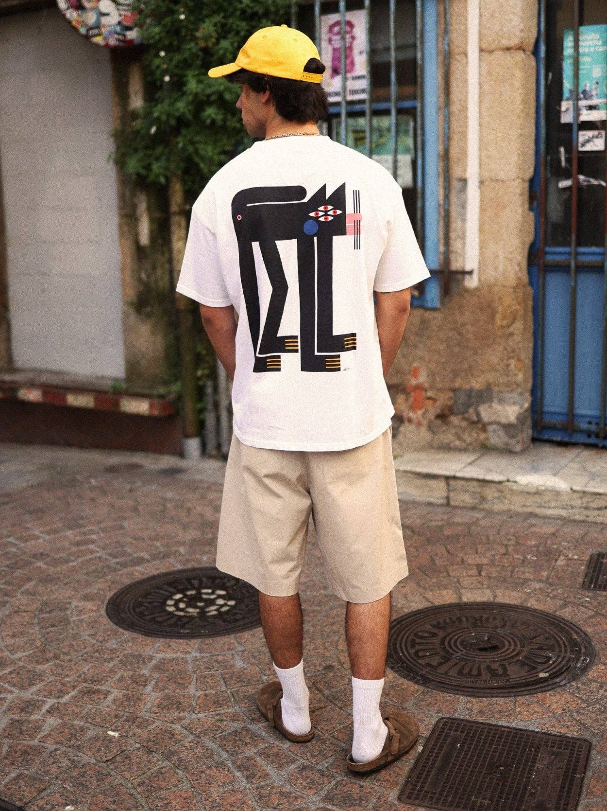 T-shirt oversize bianca con stampa gatto