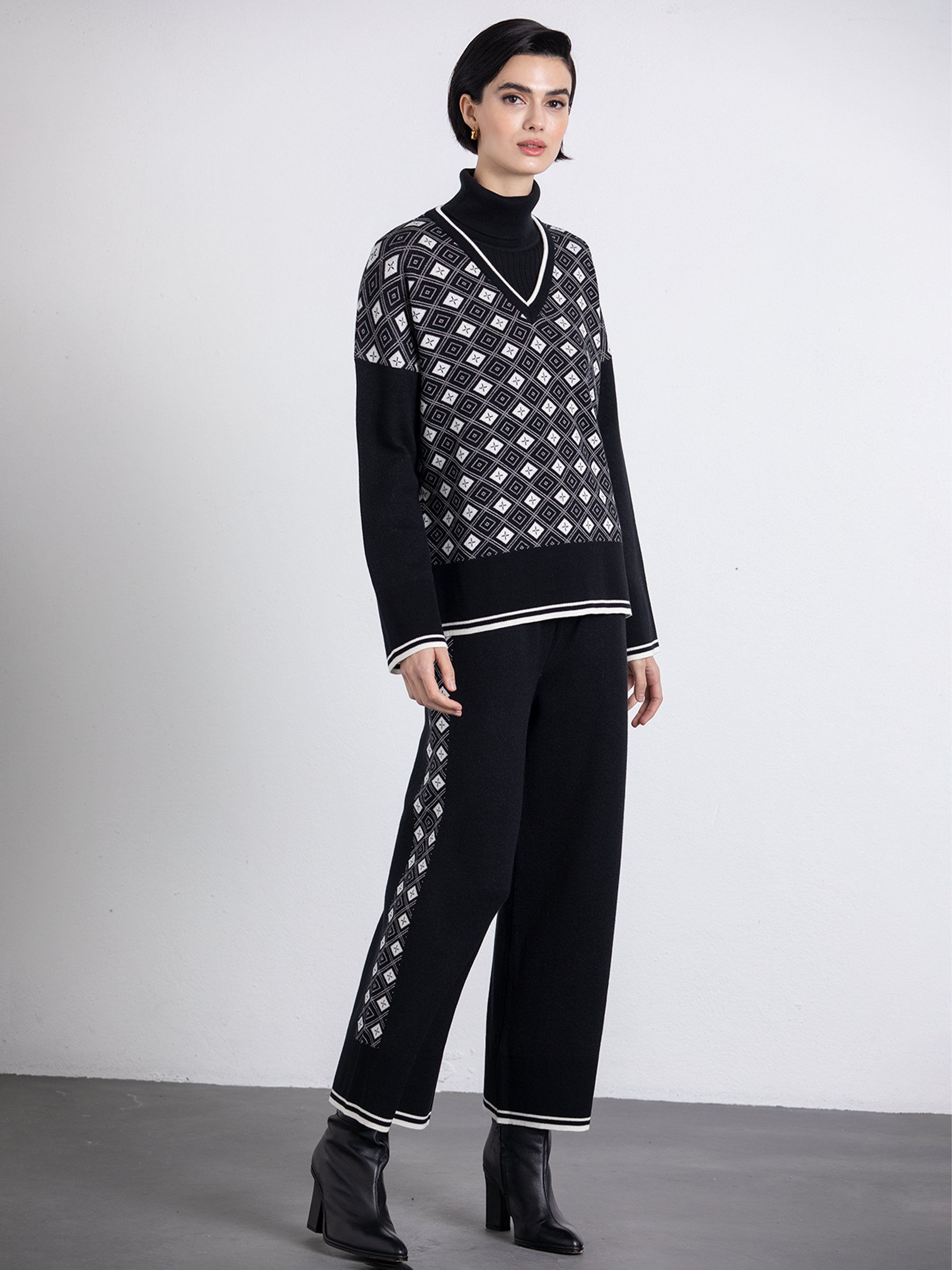 Maglia jacquard bicolore con scollo a V