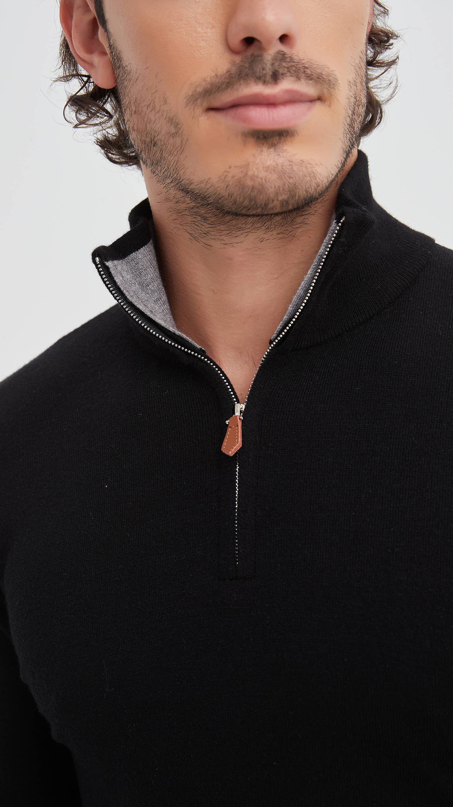 Maglione nero con collo alto e mezza zip con gomitiere
