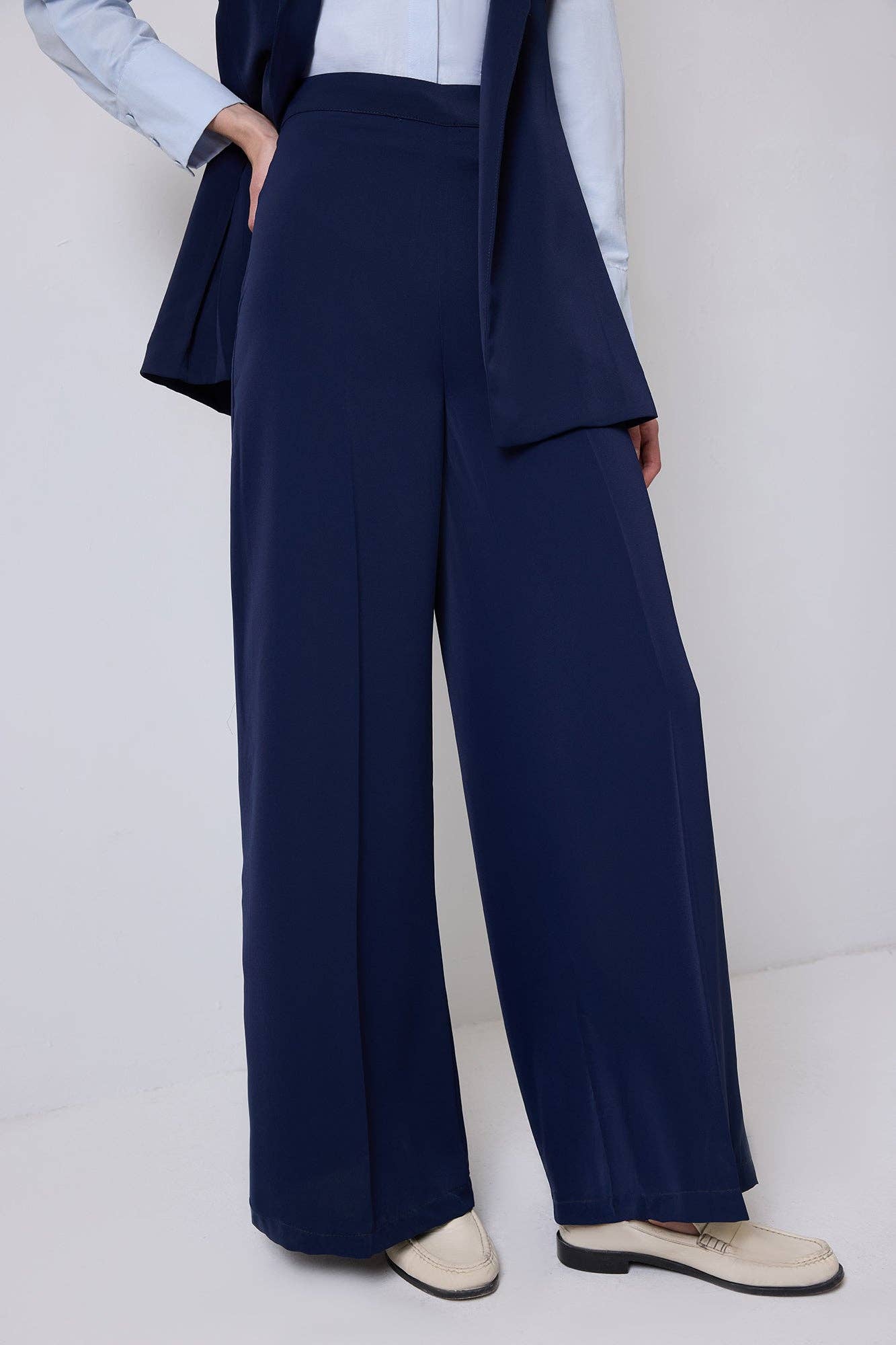 Completo con gilet doppiopetto e pantaloni a pieghe blu navy