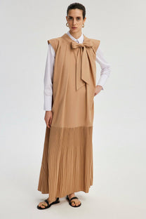 Abito maxi plissettato con collo annodato beige