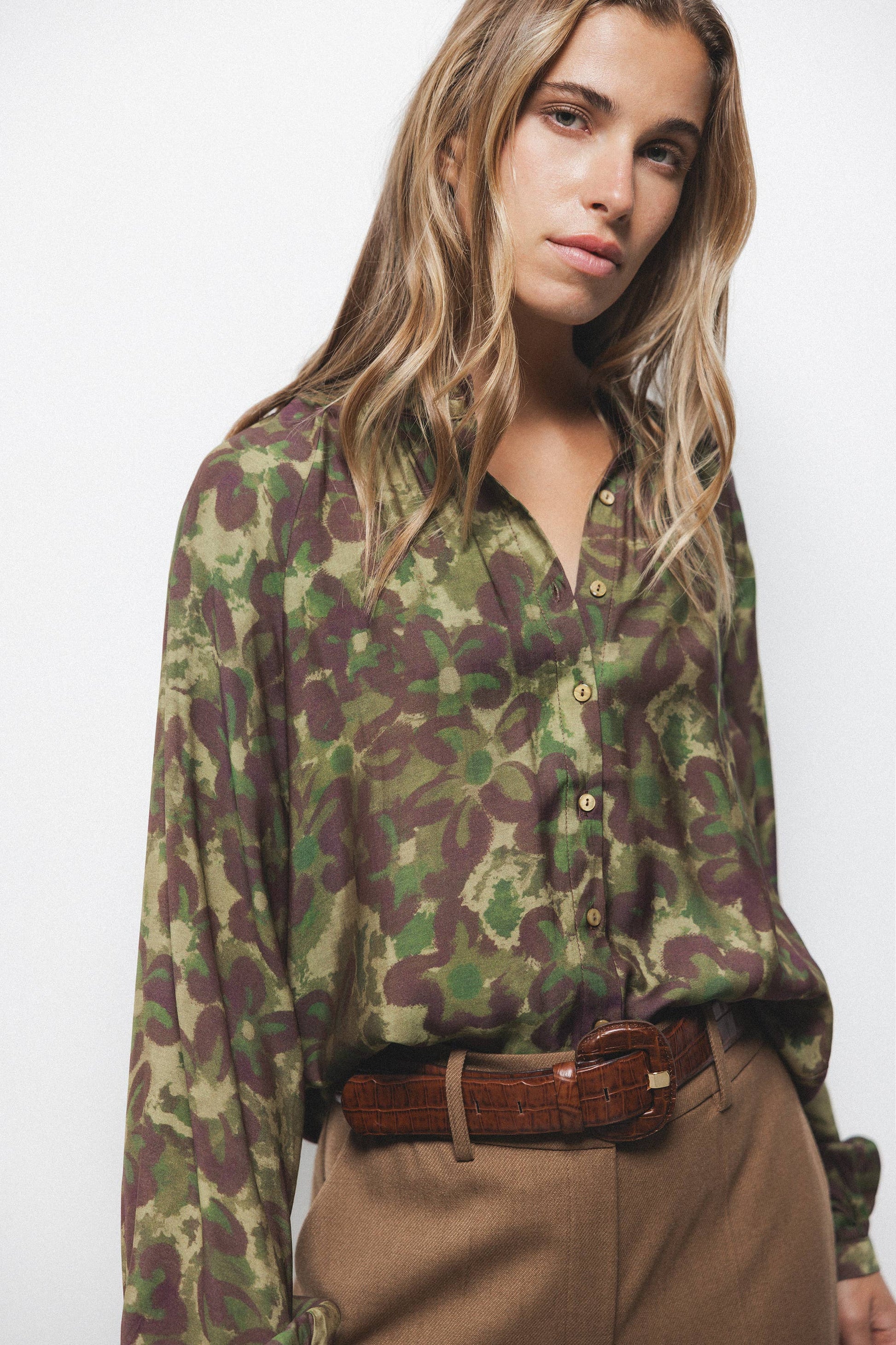 Blusa floreale con collo alla coreana