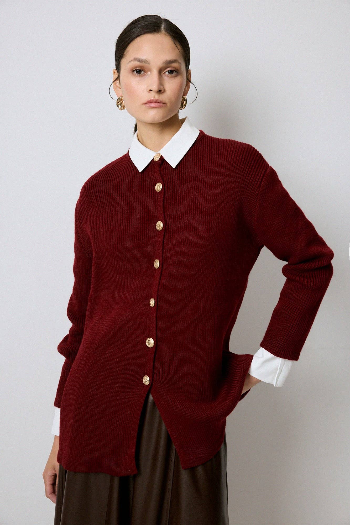 Cardigan lungo bordeaux con bottoni dorati