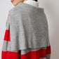 Abito lungo in maglia a righe con colletto ampio