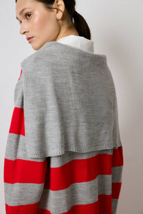 Abito lungo in maglia a righe con colletto ampio