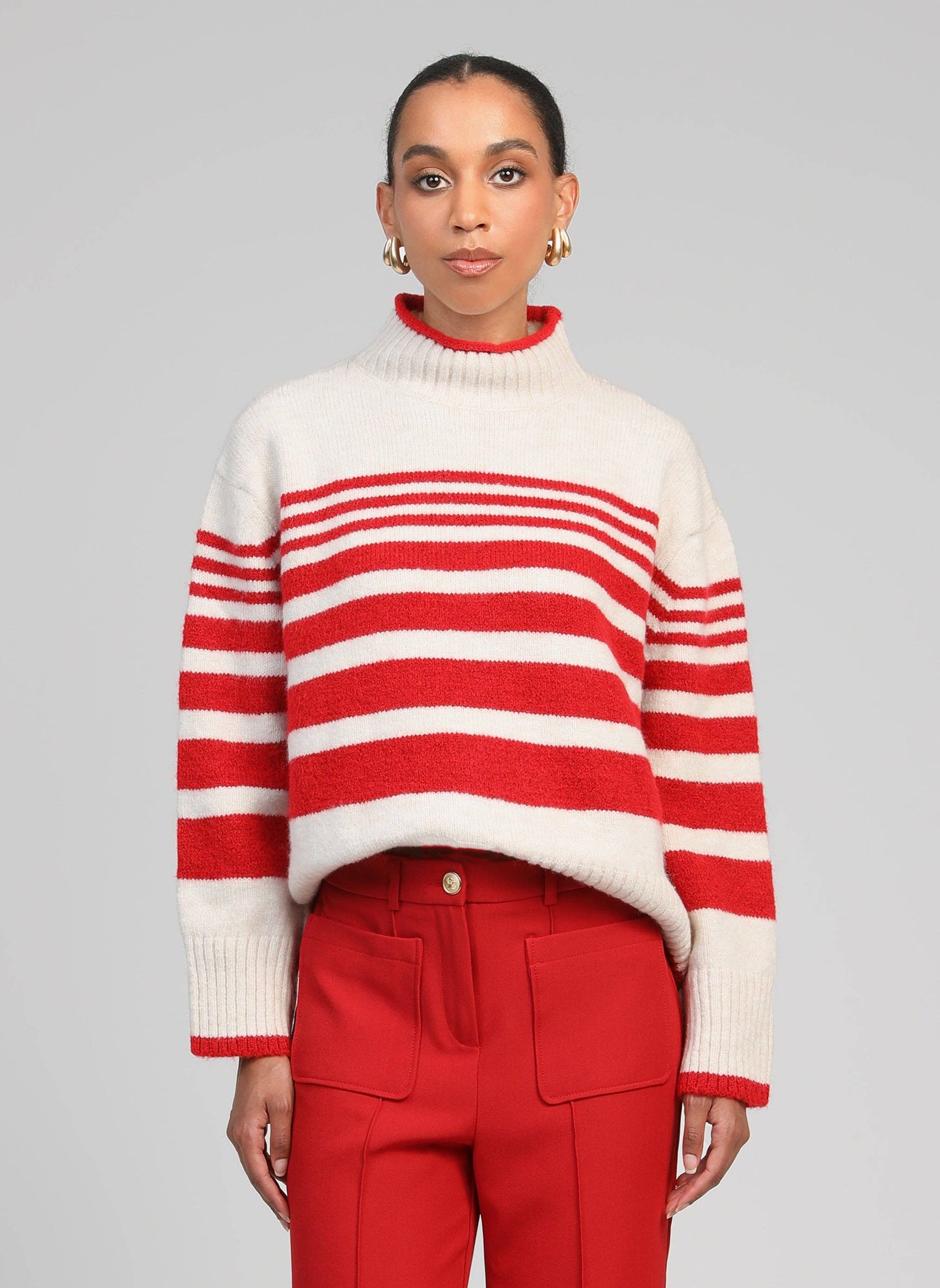 Maglione a righe rosso e bianco con collo alto