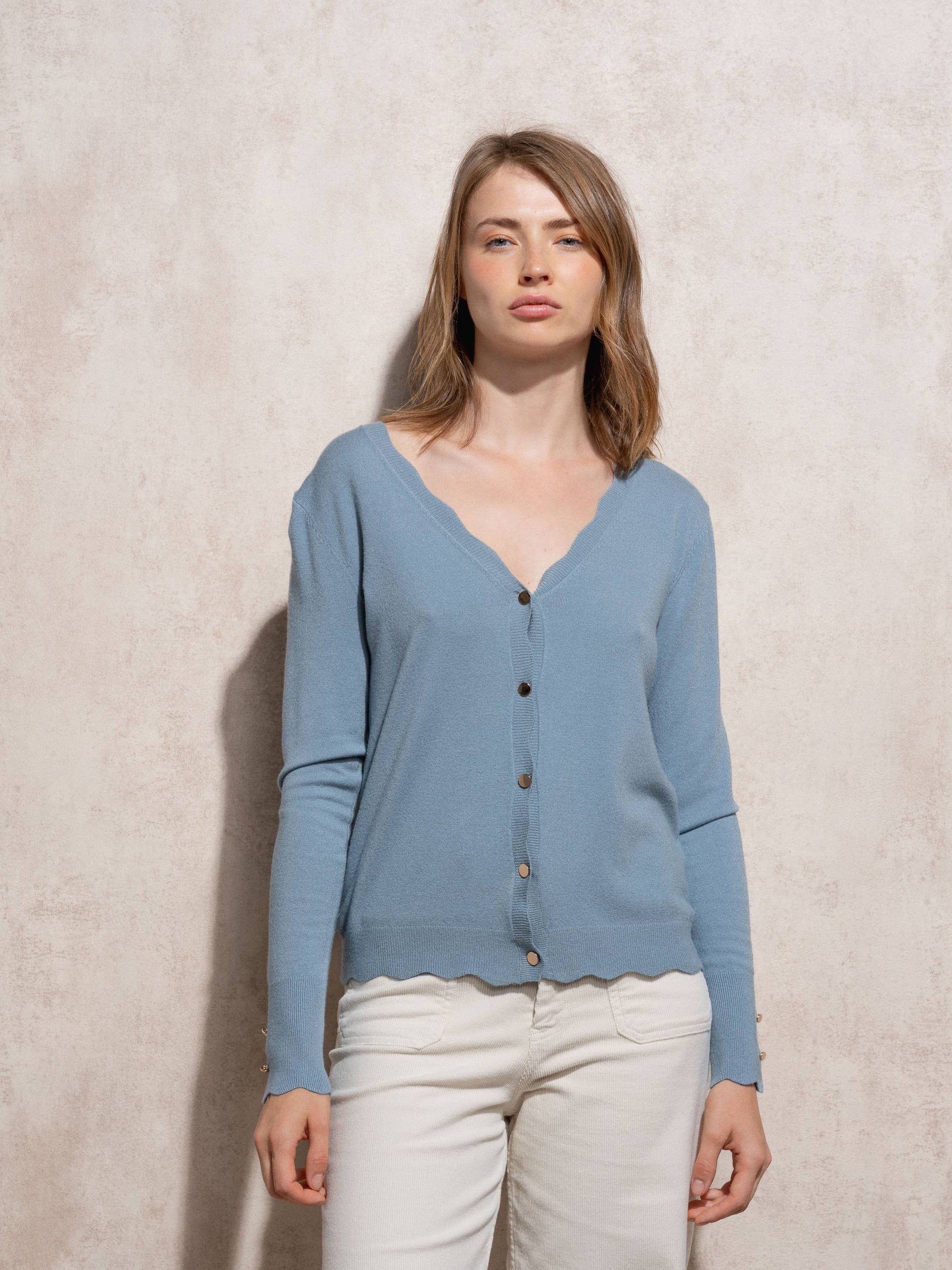 Cardigan in maglia con bottoni dorati
