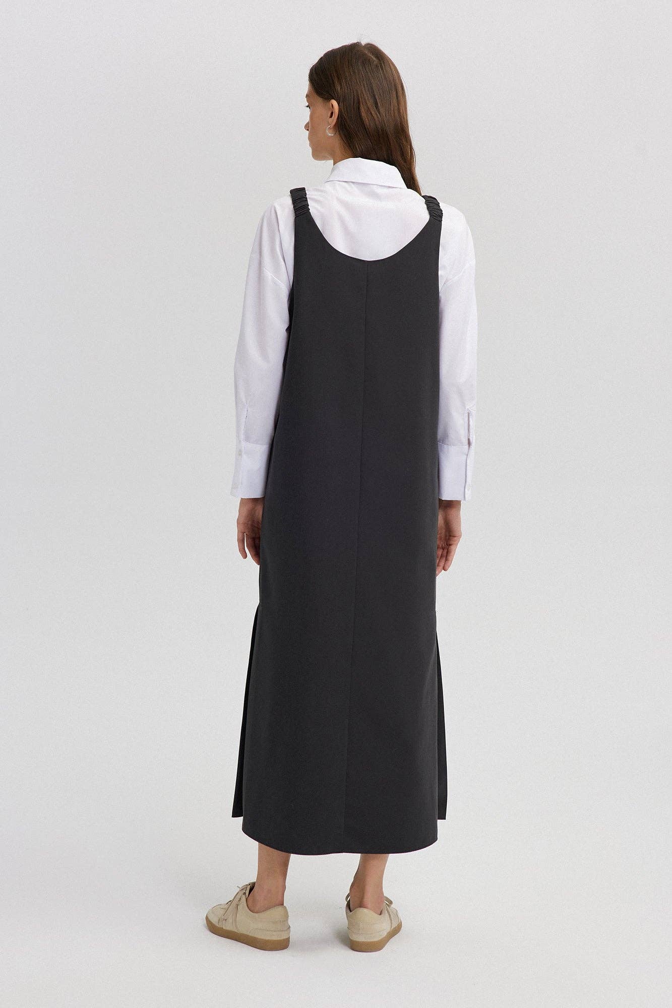 Abito salopette nero con spalline strutturate