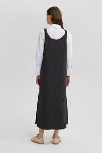 Abito salopette nero con spalline strutturate
