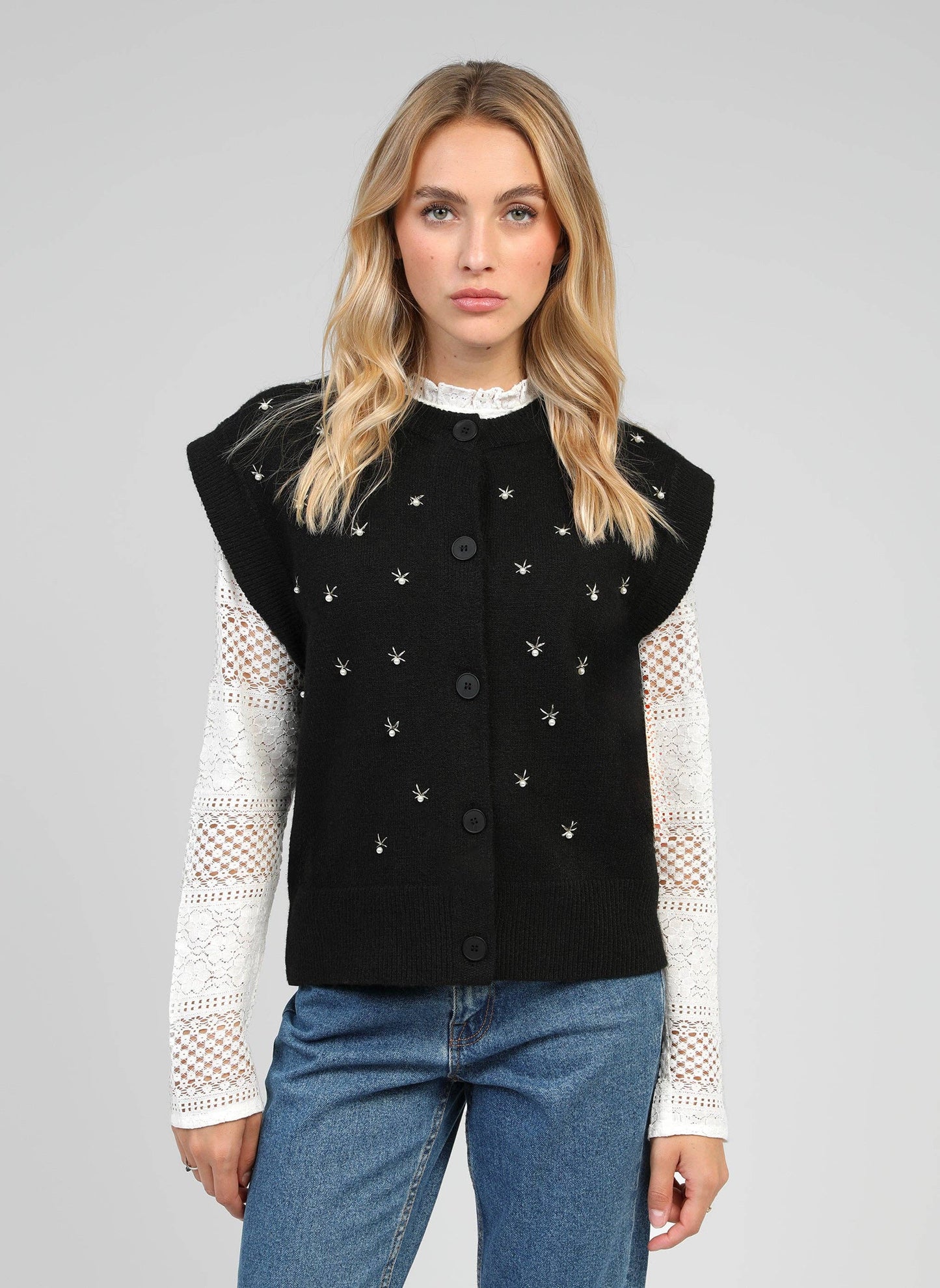 Cardigan smanicato Nolwen nero con ricamo di perle