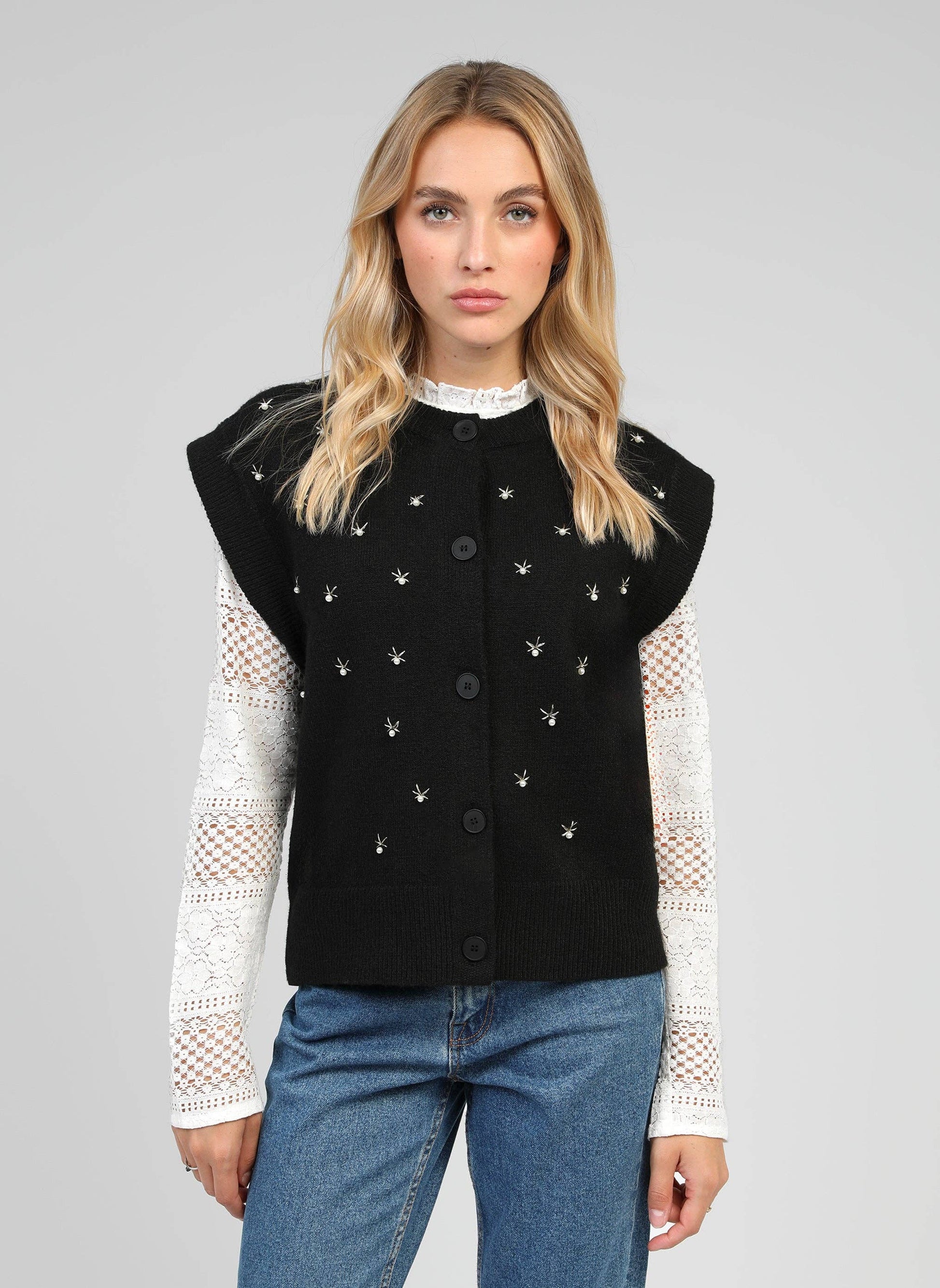 Cardigan smanicato Nolwen nero con ricamo di perle