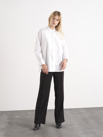 Camicia bianca in cotone con bottone a cuore