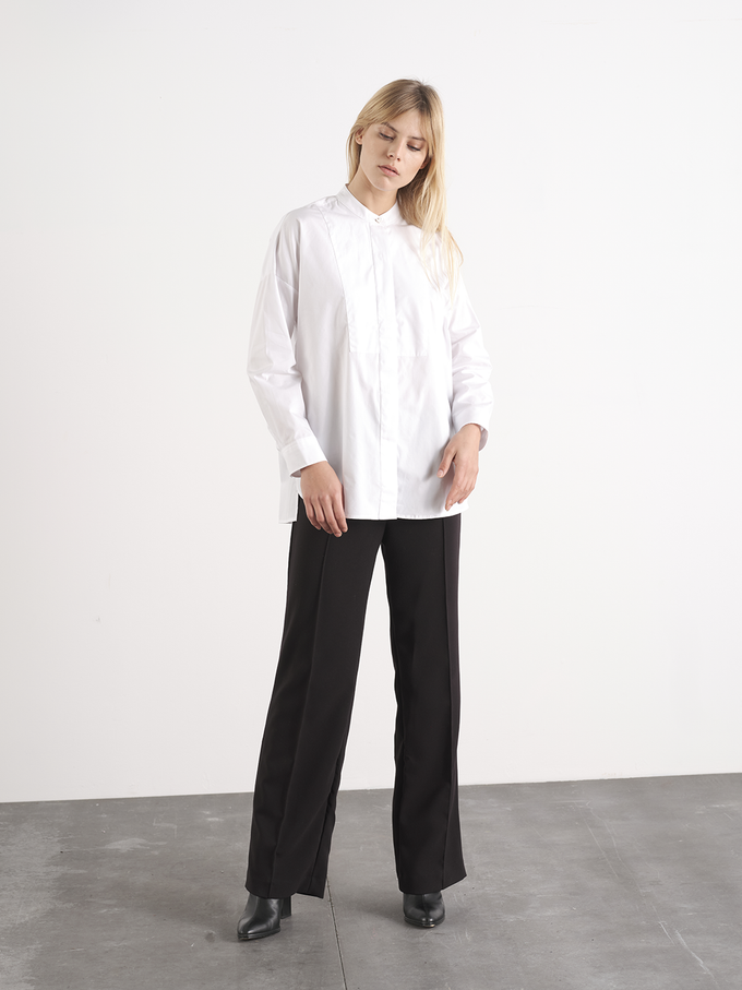 Camicia bianca in cotone con bottone a cuore