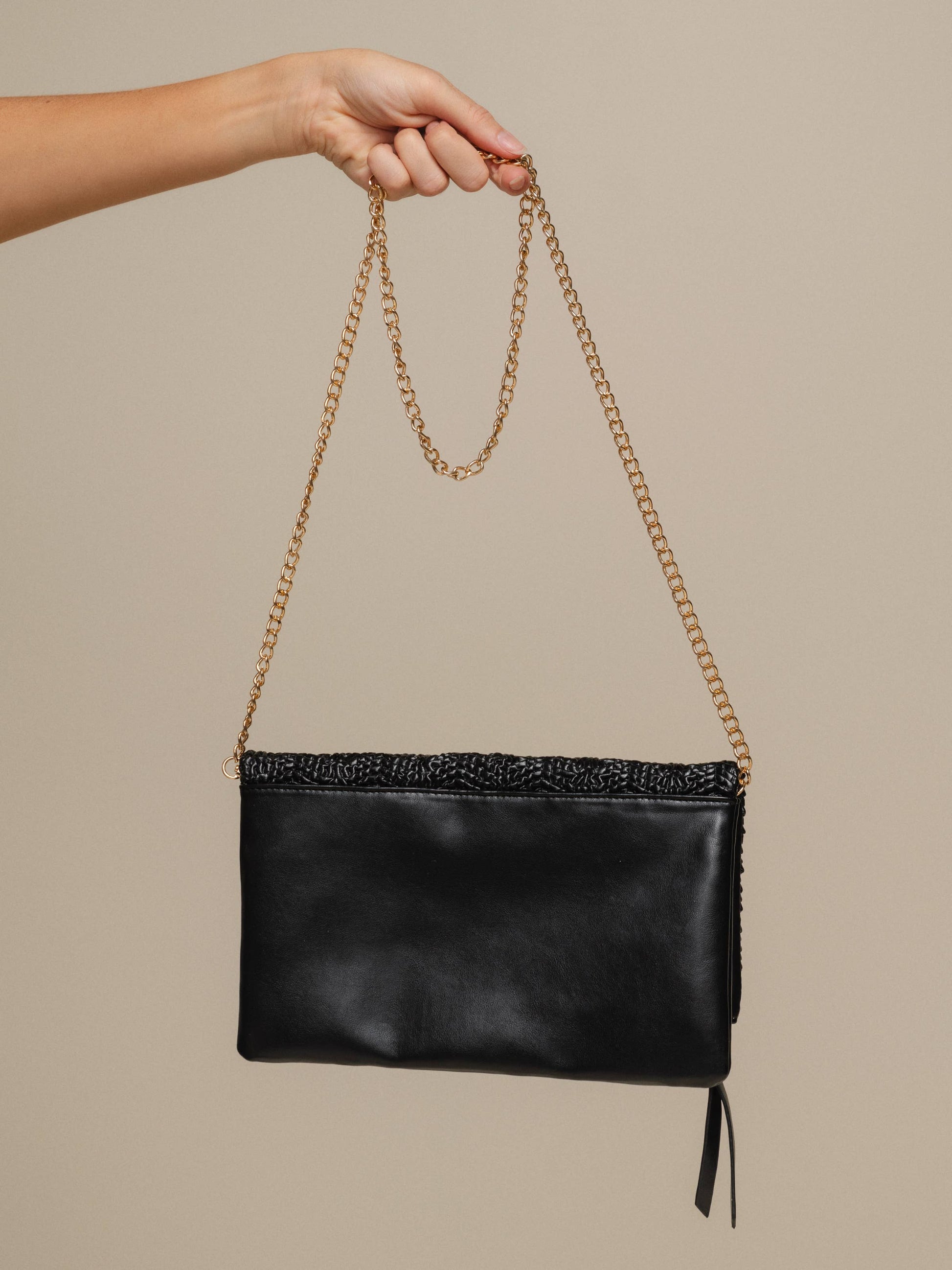Borsa a tracolla intrecciata con catena