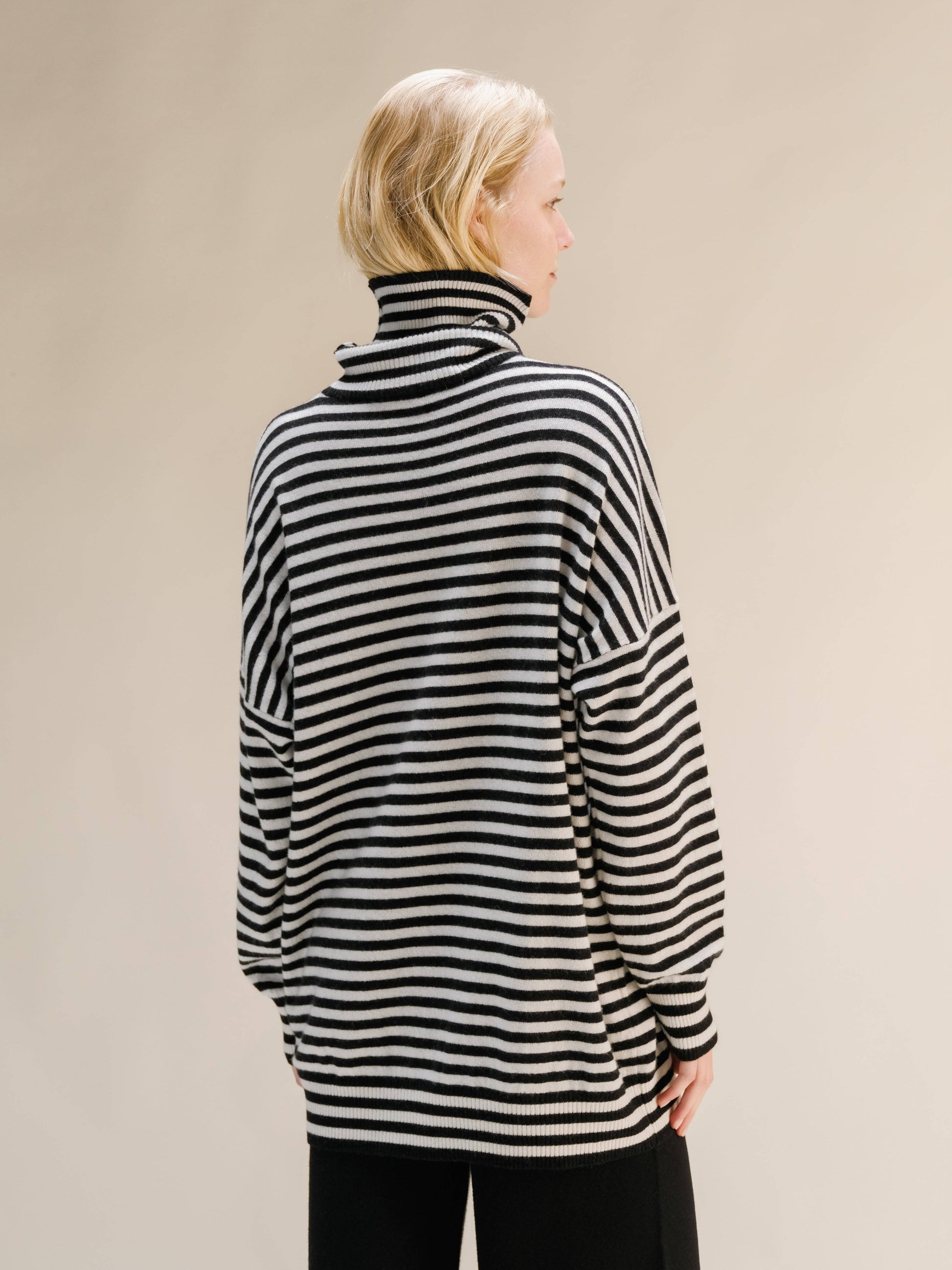 Maglione dolcevita a righe oversize in misto cashmere
