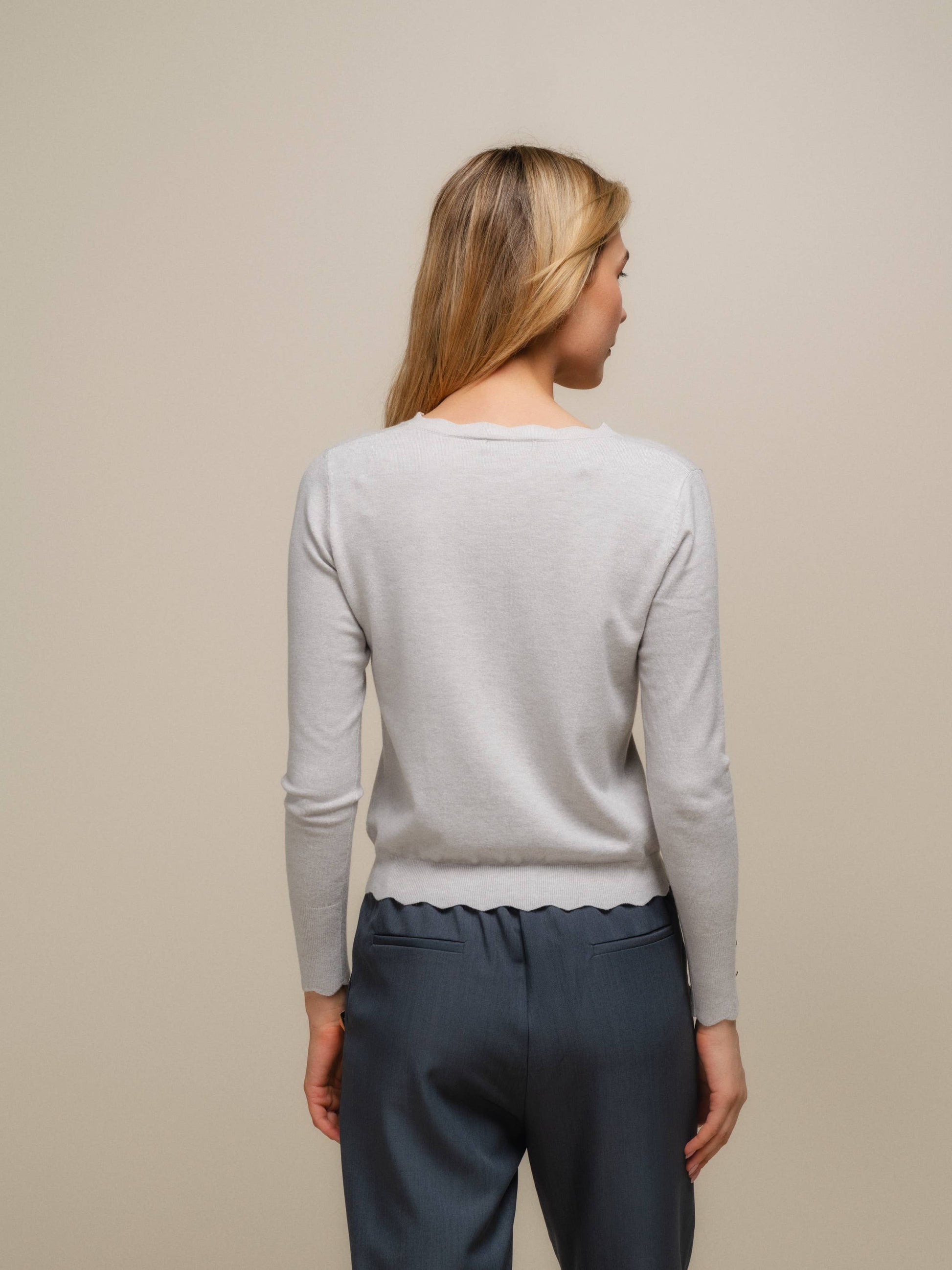 Cardigan in maglia con scollo a V smerlato