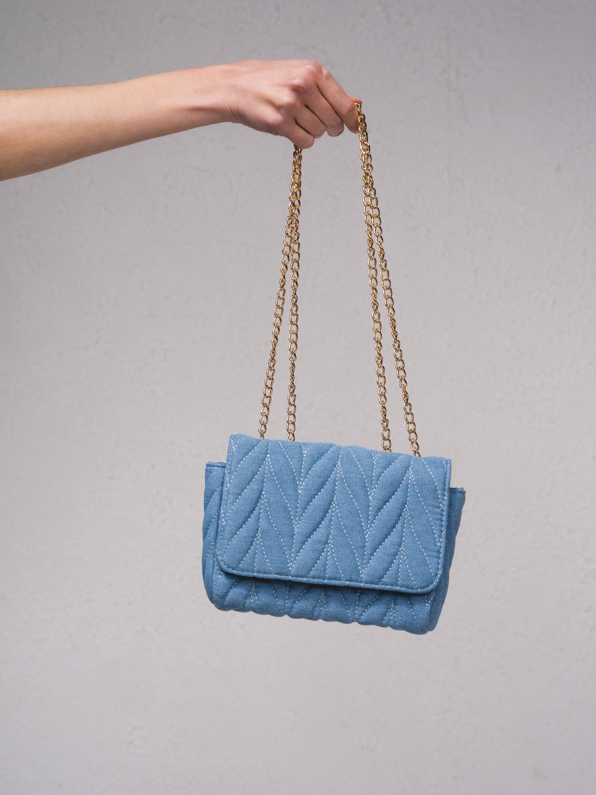 Borsa a tracolla in denim trapuntato con catena dorata
