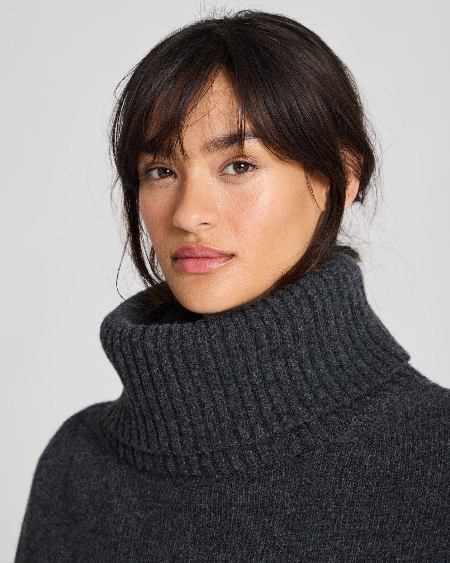Maglione dolcevita oversize in lana d’agnello grigio scuro mélange