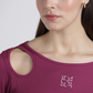 Top a costine con cut-out e ricamo