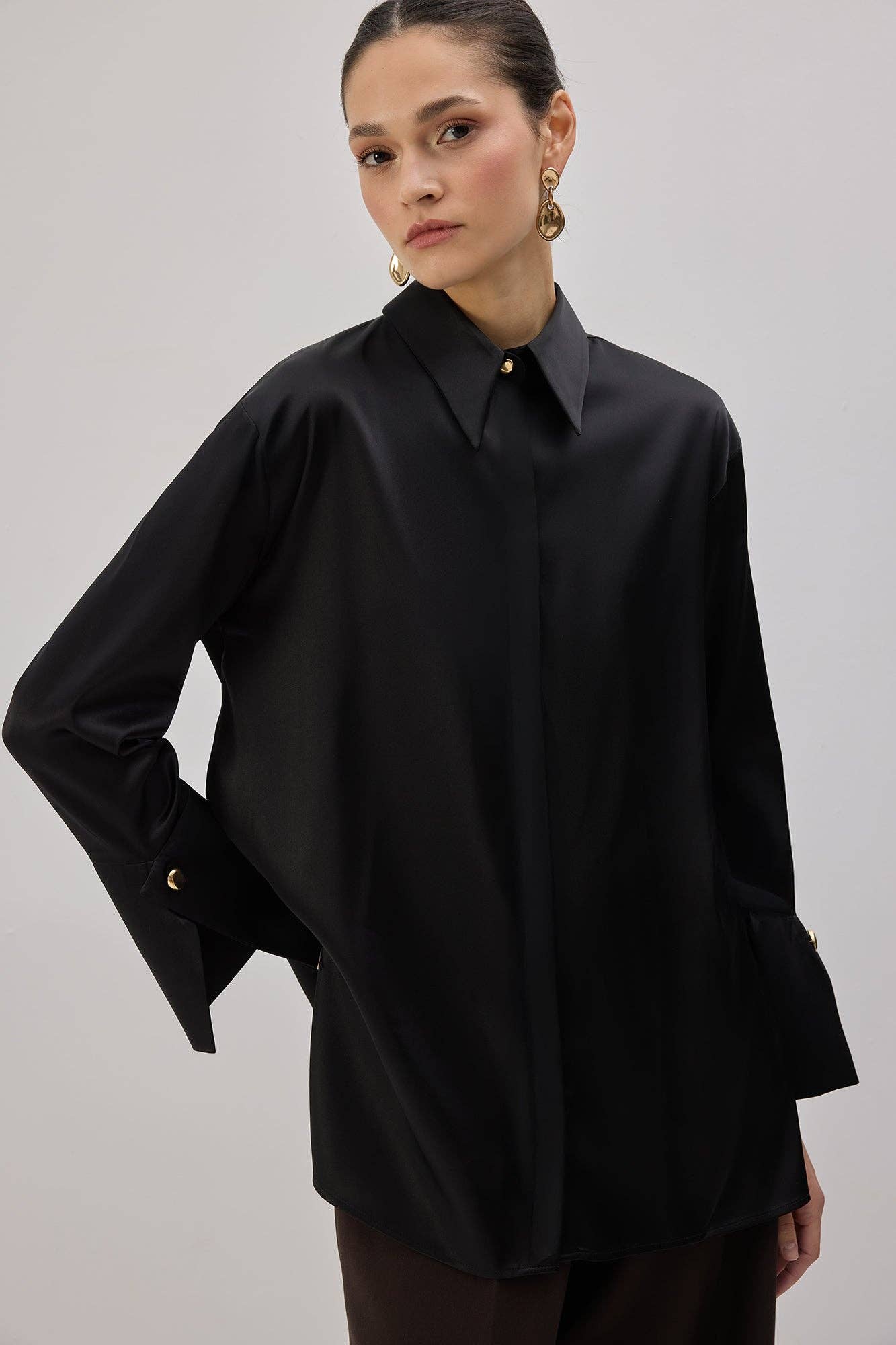 Camicia in raso nera con polsini maxi