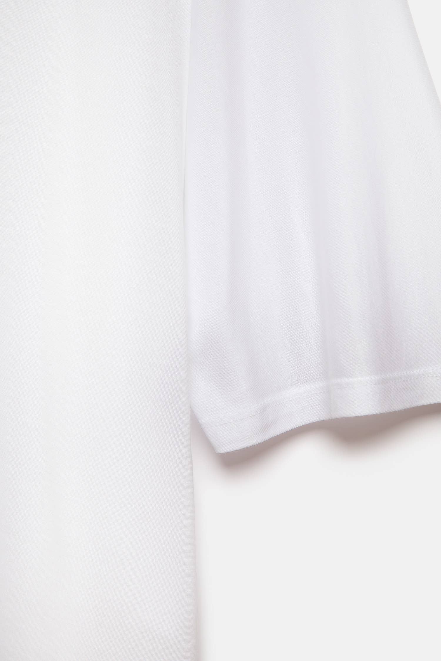 T-shirt oversize bianca in lyocell con scollo a V e maniche 3/4
