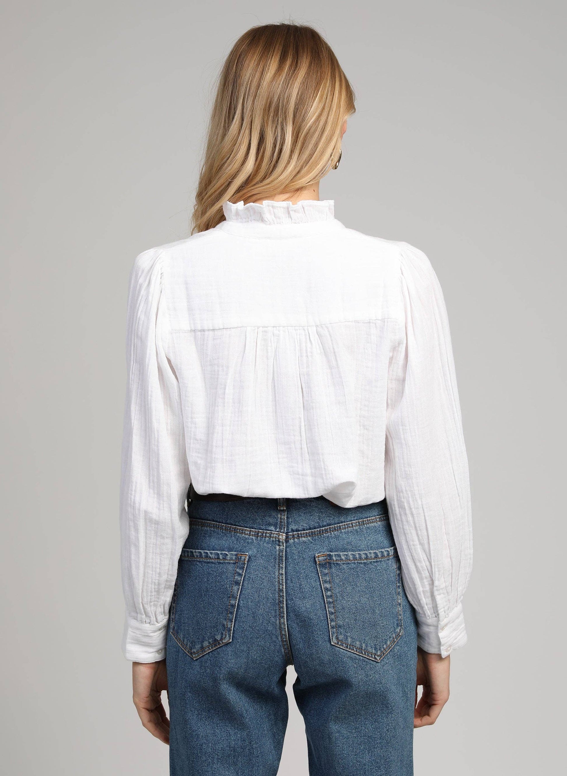 Camicia bianca con rouches e collo alto
