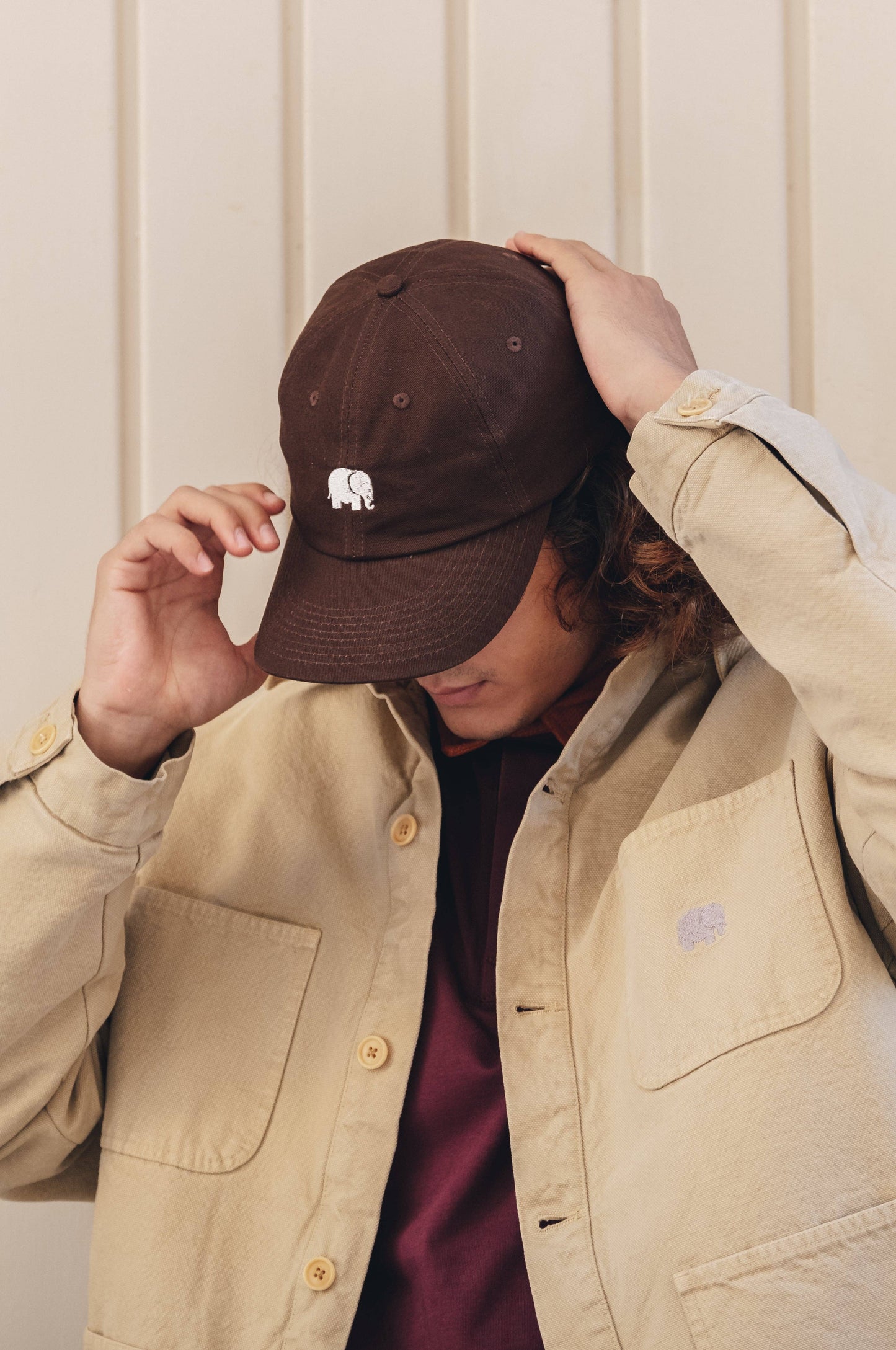 Cappellino in cotone con logo ricamato marrone