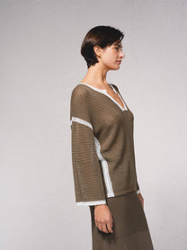 Maglione in maglia traforata con dettagli a contrasto e scollo a V