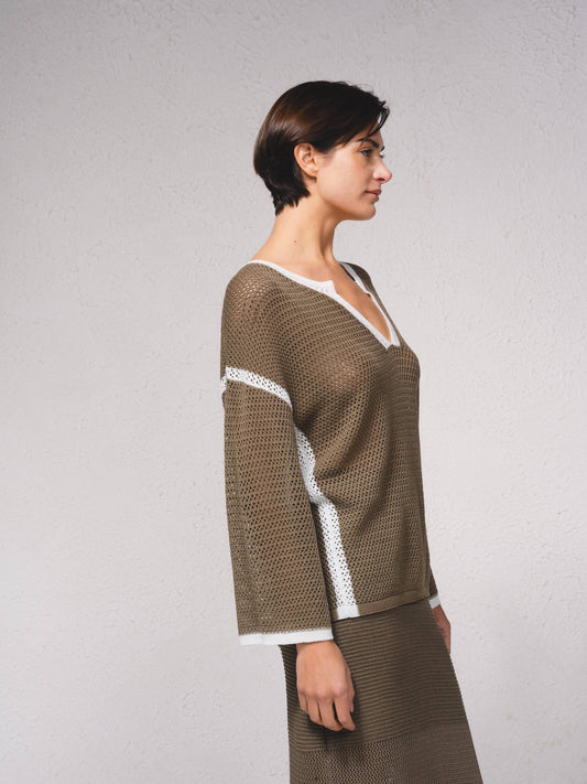 Maglione in maglia traforata con dettagli a contrasto e scollo a V