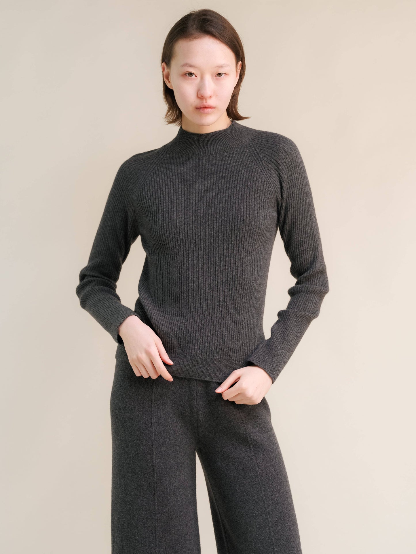 Maglione a costine con collo a lupetto in misto cashmere