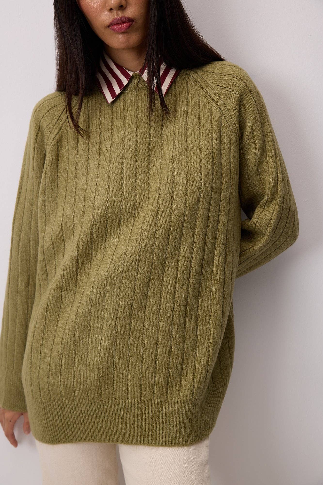 Maglione a coste verde con girocollo
