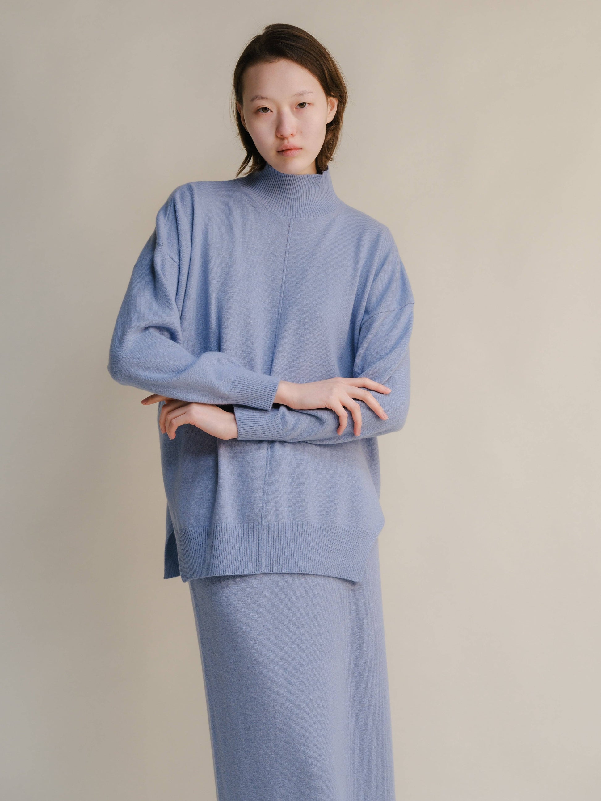 Maglione leggero dolcevita in misto cashmere con spacchi laterali