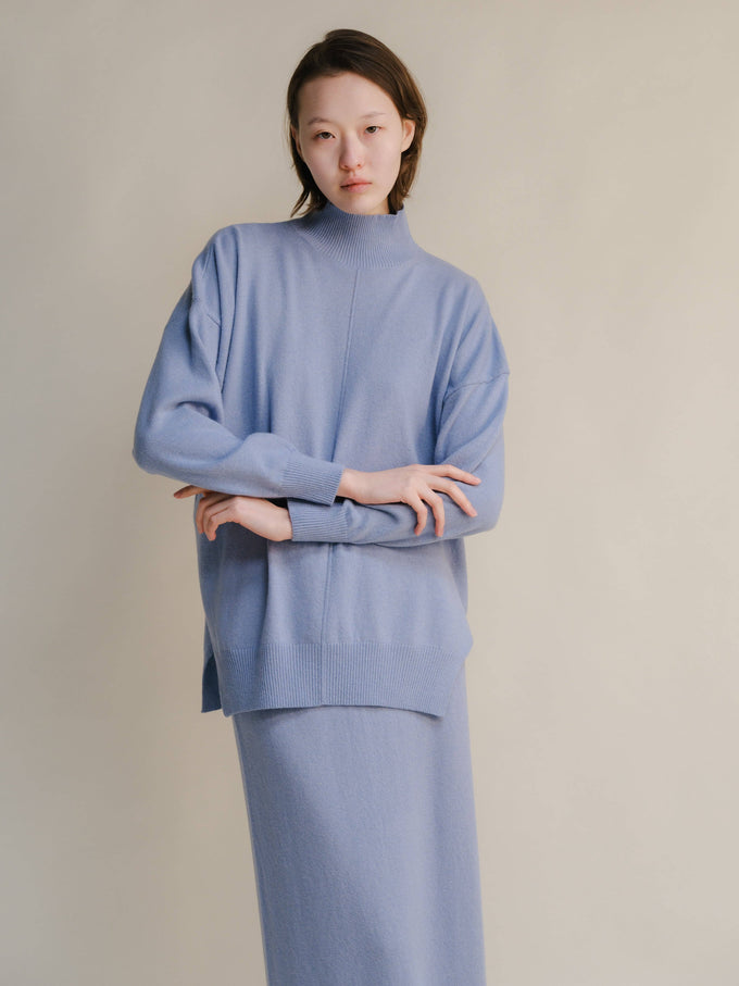 Maglione leggero dolcevita in misto cashmere con spacchi laterali